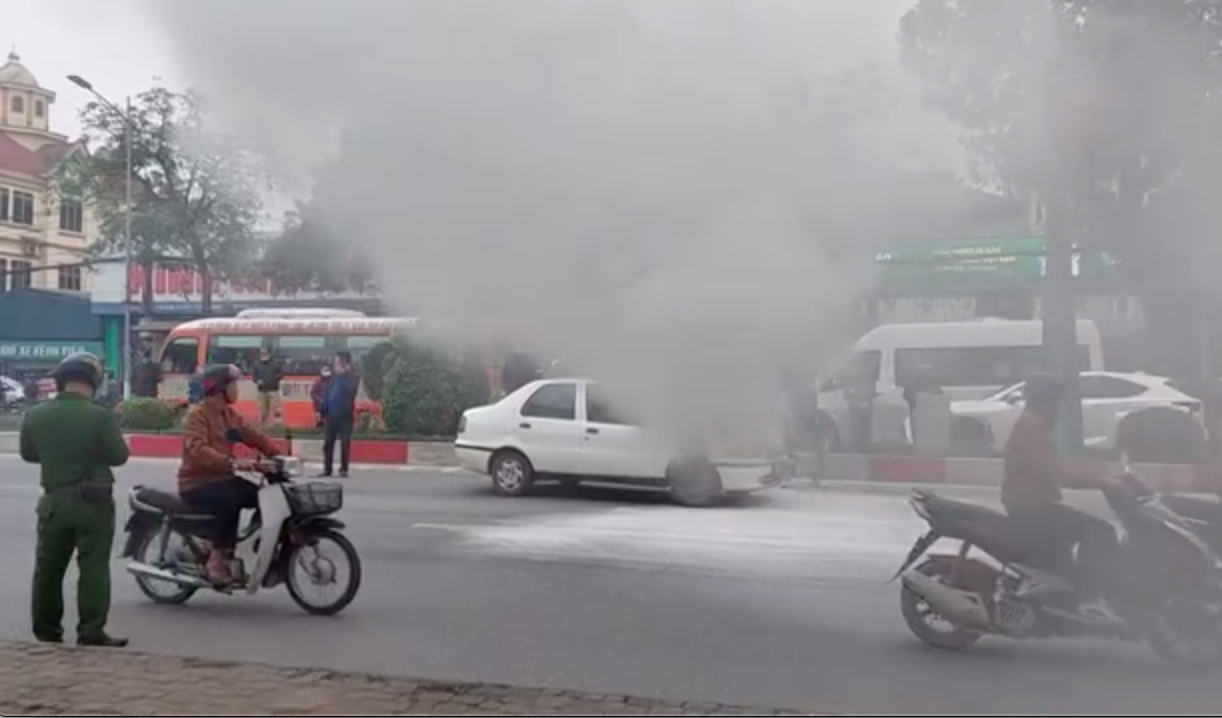 Dù đã tắt lửa nhưng khói trong khoang máy xe vẫn bốc lên mù mịt. Dù đã tắt lửa nhưng khói trong khoang máy xe vẫn bốc lên mù mịt.