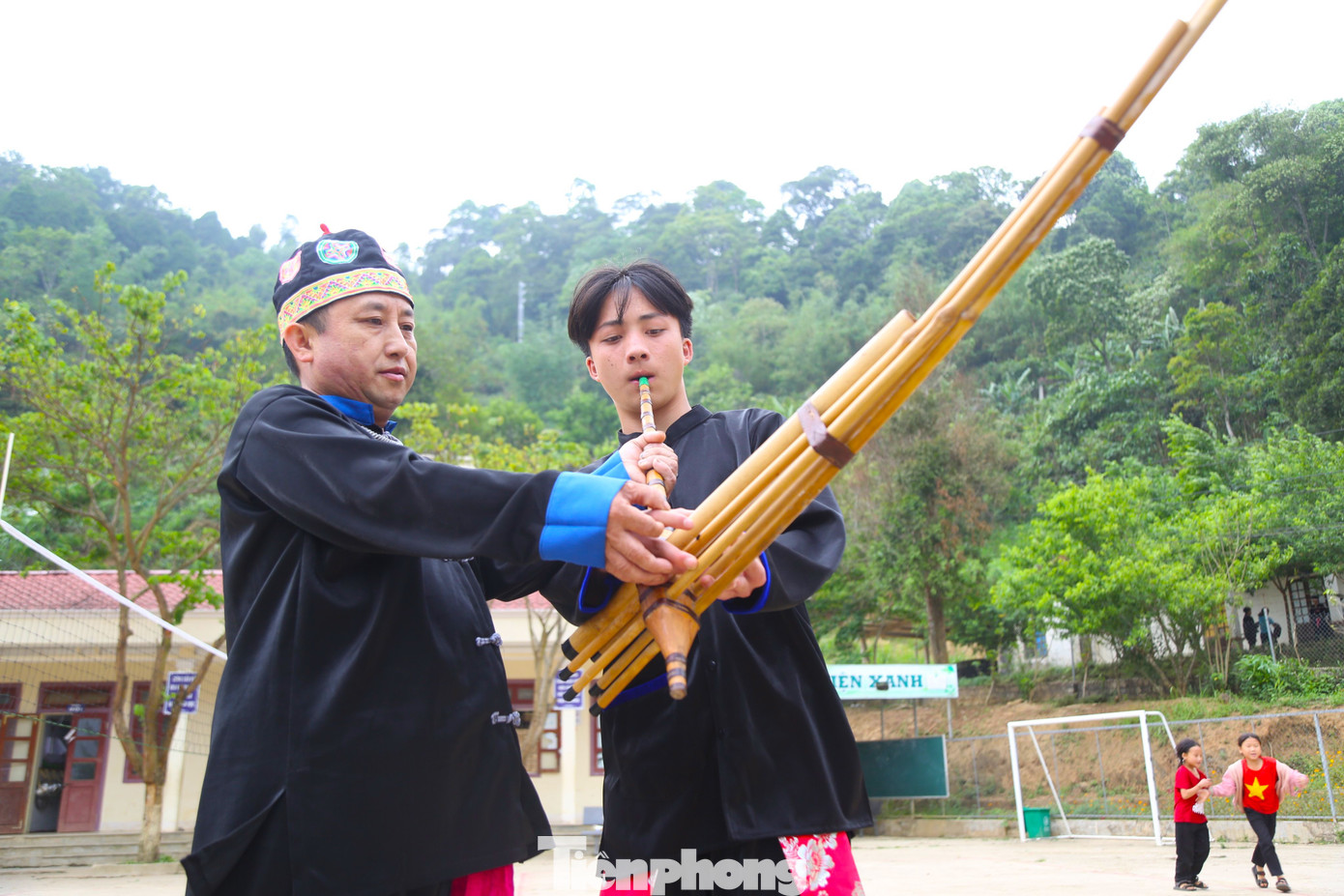 "Bình thường em bận học và làm nên không có thời gian để học khèn. Đợt này nghỉ hè, em tranh thủ học để hiểu hơn và thổi hay hơn. Học thổi khèn không khó nhưng làm sao để thổi hay, múa hay, có hồn thì khó lắm", em Hạ Bá Chênh chia sẻ.