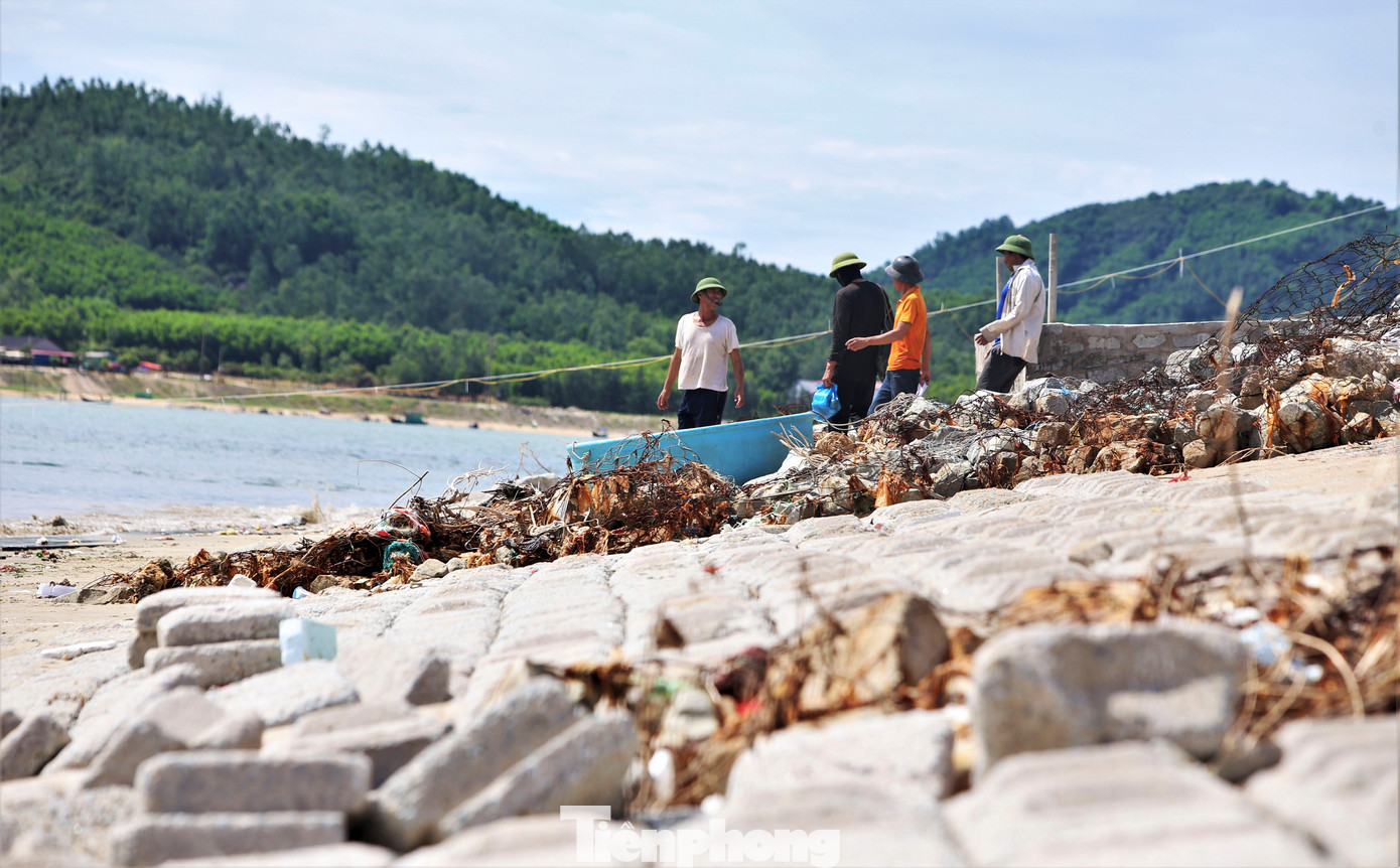 Ông Nguyễn Thanh Phong – Giám đốc Ban quản lý các dự án xây dựng công trình huyện Cẩm Xuyên thông tin, đơn vị này đã hoàn thiện các hồ sơ, thủ tục cho dự án tu bổ, sửa chữa tuyến kè song phải chờ UBND tỉnh phân bố nguồn vốn mới đấu thầu và triển khai. &quot;Địa phương đang rất lo lắng nếu không kịp sửa chữa, khi mưa bão đến sẽ nguy hiểm&quot;, ông Phong nói.