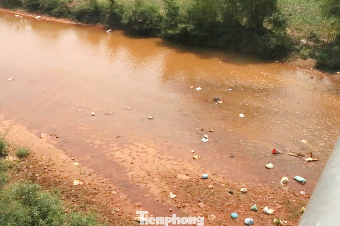 Ông Lê Sỹ Hào - Trưởng phòng Tài nguyên và Môi trường huyện Quỳ Hợp cho biết, để đảm bảo an toàn sức khỏe cho người dân, UBND huyện đã yêu cầu chính quyền các địa phương khuyến cáo người dân không sử dụng nguồn nước này. Ông Lê Sỹ Hào - Trưởng phòng Tài nguyên và Môi trường huyện Quỳ Hợp cho biết, để đảm bảo an toàn sức khỏe cho người dân, UBND huyện đã yêu cầu chính quyền các địa phương khuyến cáo người dân không sử dụng nguồn nước này.
