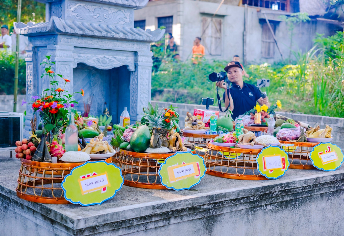 Tại Miếu Bản Bộng, các dòng họ sửa sang mâm lễ dâng lên. Thầy mo sau đó tiến hành làm lễ cúng nhằm tôn vinh hạt thóc của trời đất ban cho bản mường và cảm tạ các bậc thần linh. Ảnh: Hạnh Phúc.