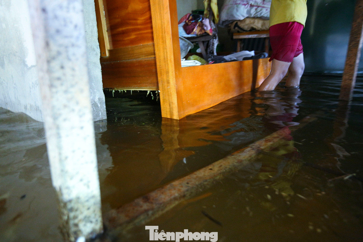 &quot;Chồng bị bệnh, tôi lại vừa sinh con hơn 3 tháng nên khi nước vào không kịp di chuyển tài sản. Giờ tài sản bị ngâm nước, hư hỏng, không biết lấy tiền đâu mà mua sắm, lo toan cuộc sống&quot;, chị Oanh nói.