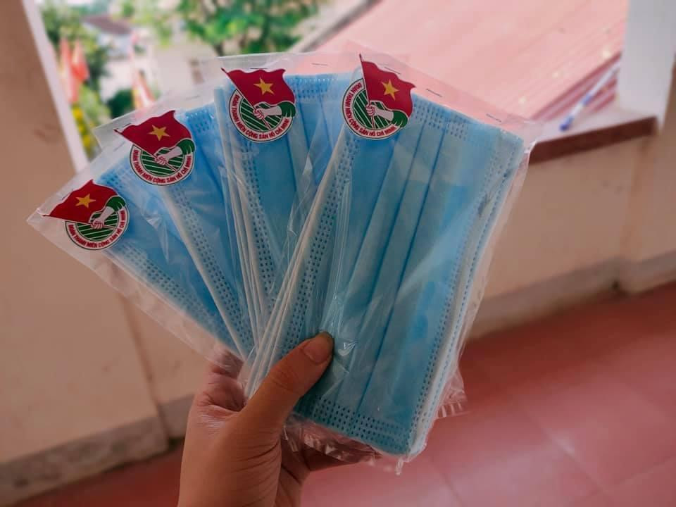 Những chiếc khẩu trang là món quà thiết thực cho thí sinh khi dịch COVID-19 trên địa bàn tỉnh Nghệ An đang diễn biến phức tạp. Sáng 7/7, các thí sinh trên cả nước sẽ bước vào môn thi Ngữ Văn. Riêng tỉnh Nghệ An có 34.478 thí sinh đăng ký tham gia kỳ thi tốt nghiệp THPT năm 2021. Những chiếc khẩu trang là món quà thiết thực cho thí sinh khi dịch COVID-19 trên địa bàn tỉnh Nghệ An đang diễn biến phức tạp. Sáng 7/7, các thí sinh trên cả nước sẽ bước vào môn thi Ngữ Văn. Riêng tỉnh Nghệ An có 34.478 thí sinh đăng ký tham gia kỳ thi tốt nghiệp THPT năm 2021.