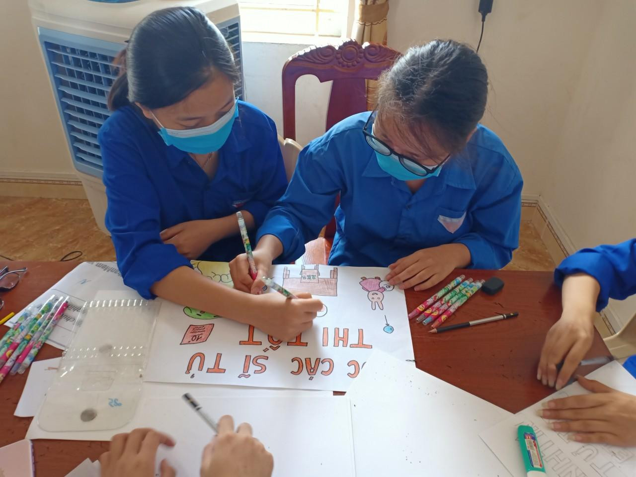 Thanh niên tình nguyện cùng nhau tạo nên những bức tranh cổ động, lời động viên và lời chúc chiến thắng dành cho "sĩ tử 2k3" trong kỳ thi tốt nghiệp THPT năm 2021. Thanh niên tình nguyện cùng nhau tạo nên những bức tranh cổ động, lời động viên và lời chúc chiến thắng dành cho "sĩ tử 2k3" trong kỳ thi tốt nghiệp THPT năm 2021.