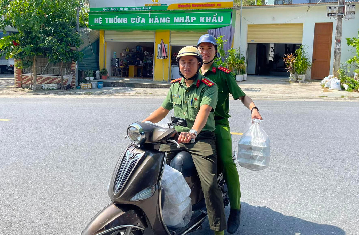 Những chiến sỹ Công an huyện Tương Dương hỗ trợ &quot;ship&quot; cơm đến để trao tặng cho các thí sinh.