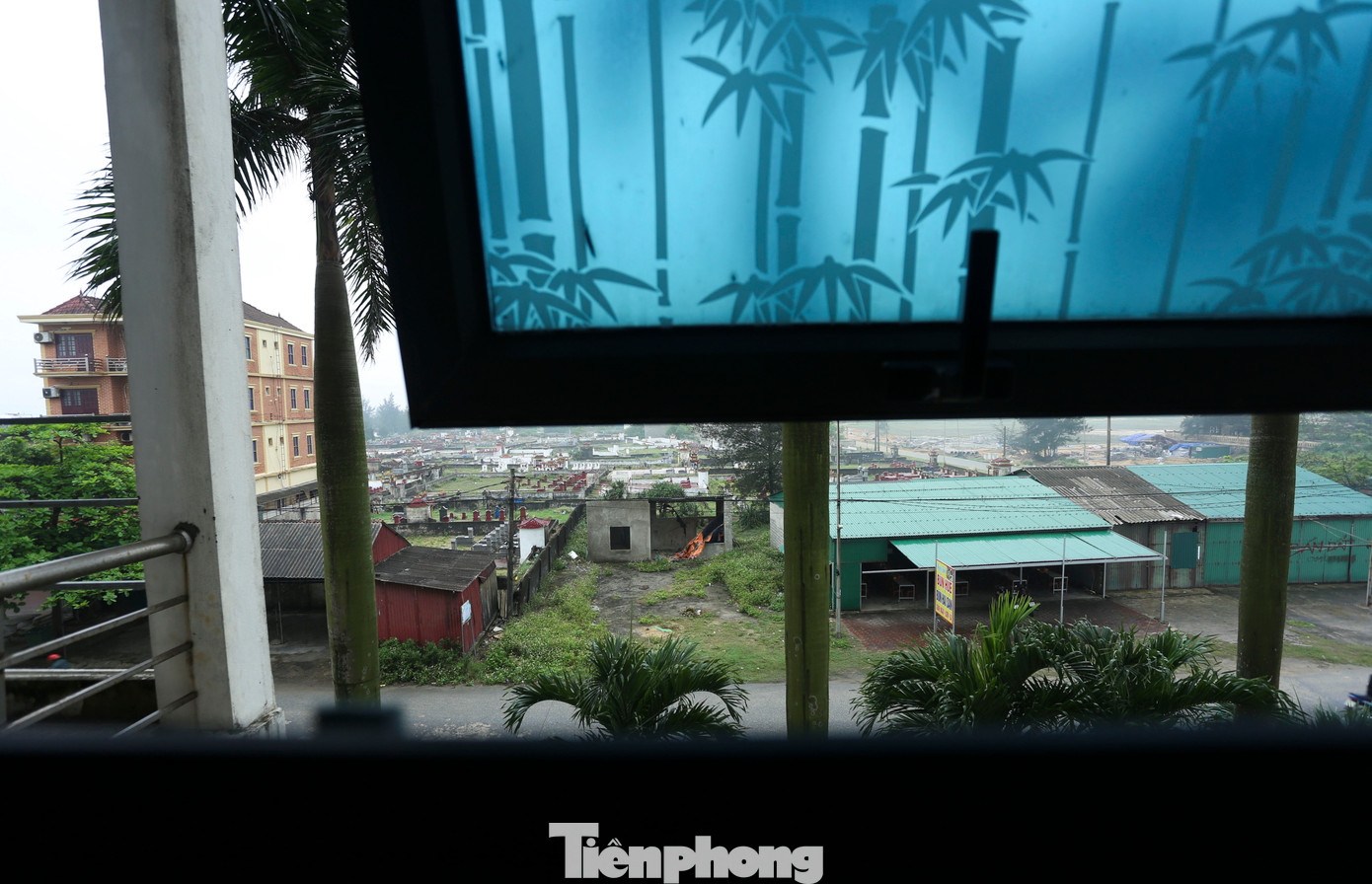 Để hạn chế tầm nhìn ra nghĩa trang cho du khách, chủ các khách sạn phải dùng các tấm kính mờ hoặc bịt kín cửa sổ, ban công các phòng.