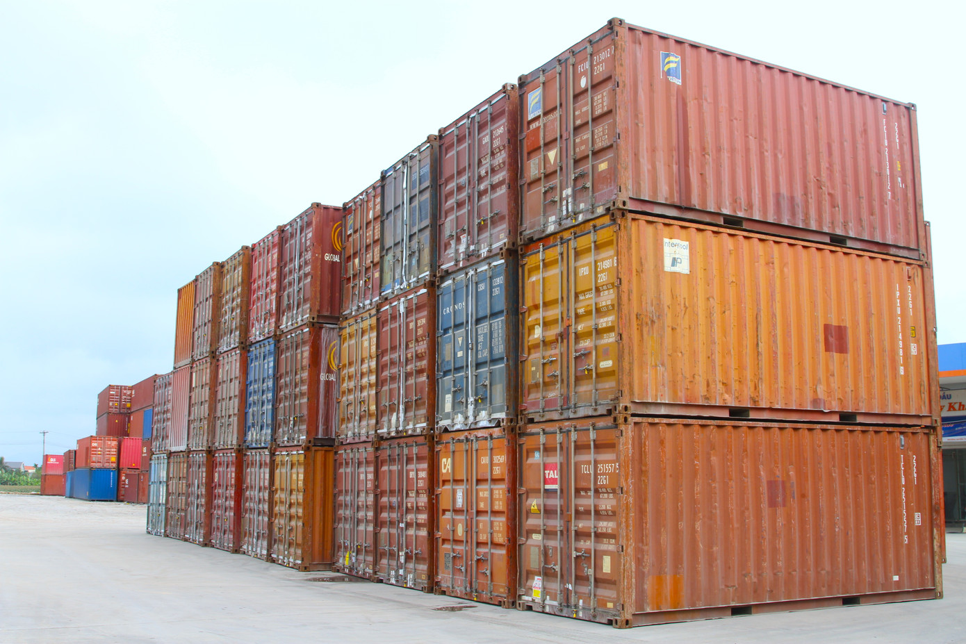 Được biết, tuyến tỉnh lộ 536 có rất nhiều phương tiện giao thông đi qua hàng ngày. Đặc biệt, mỗi khi xe tải trọng đi qua đây để xuống Cảng Cửa Lò khiến các thùng container có dấu hiệu rung theo bánh xe chạy.