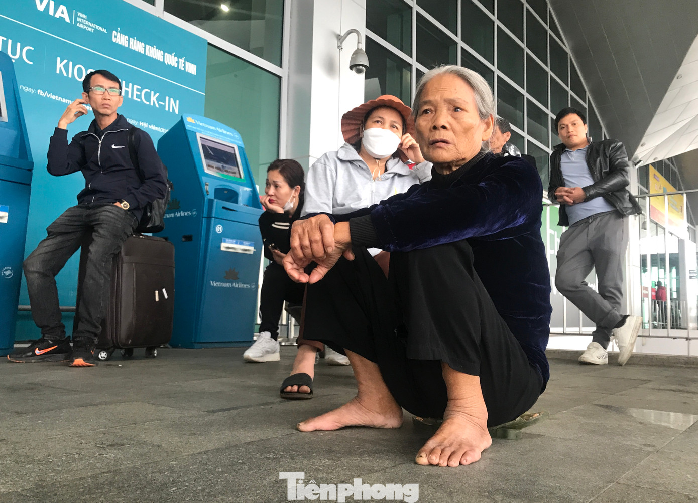 Nhiều người mệt mỏi vì phải ngồi chờ tại sân bay Vinh, không biết các chuyến bay khi nào mới bay trở lại vì thời tiết sương mù dày đặc.