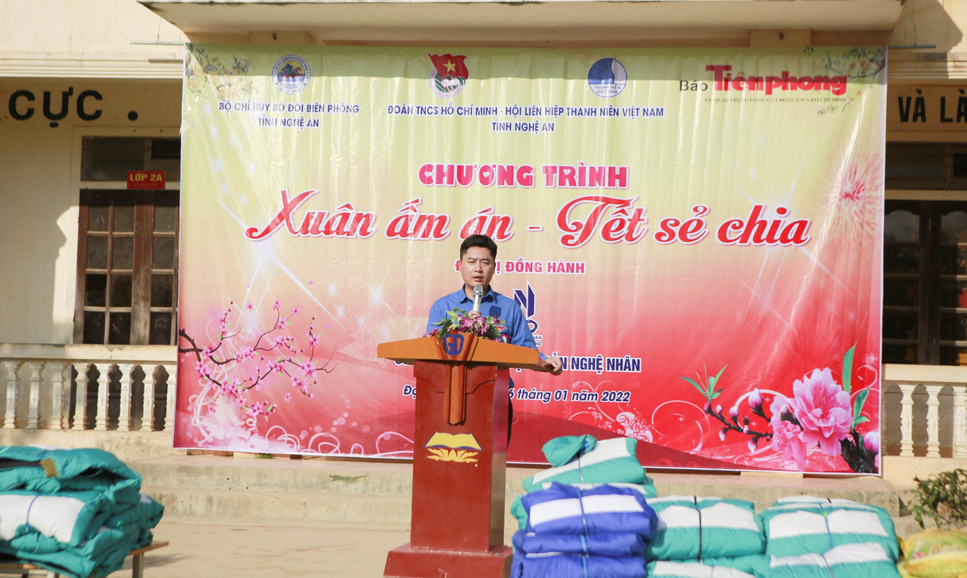 Phát biểu tại chương trình, anh Lê Văn Lương - Ủy viên BCH Trung ương Đoàn, Bí thư Tỉnh đoàn Nghệ An khẳng định tinh thần &quot;tương thân, tương ái&quot;, &quot;lá lành đùm lá rách&quot; của thế hệ trẻ cả nước nói chung, tỉnh Nghệ An nói riêng. Đặc biệt hướng đến những em nhỏ ở vùng sâu, vùng xa, đồng bào dân tộc thiểu số còn gặp nhiều khó khăn trong cuộc sống. &quot;Đây là hoạt động thường niên mà tuổi trẻ Nghệ An phối hợp với báo Tiền Phong và các đơn vị khác triển khai mỗi dịp Tết đến Xuân về. Ban tổ chức mong muốn các em nhỏ, người dân nghèo có cái Tết cổ truyền vui vẻ ấm áp&quot;, anh Lê Văn Lương chia sẻ.