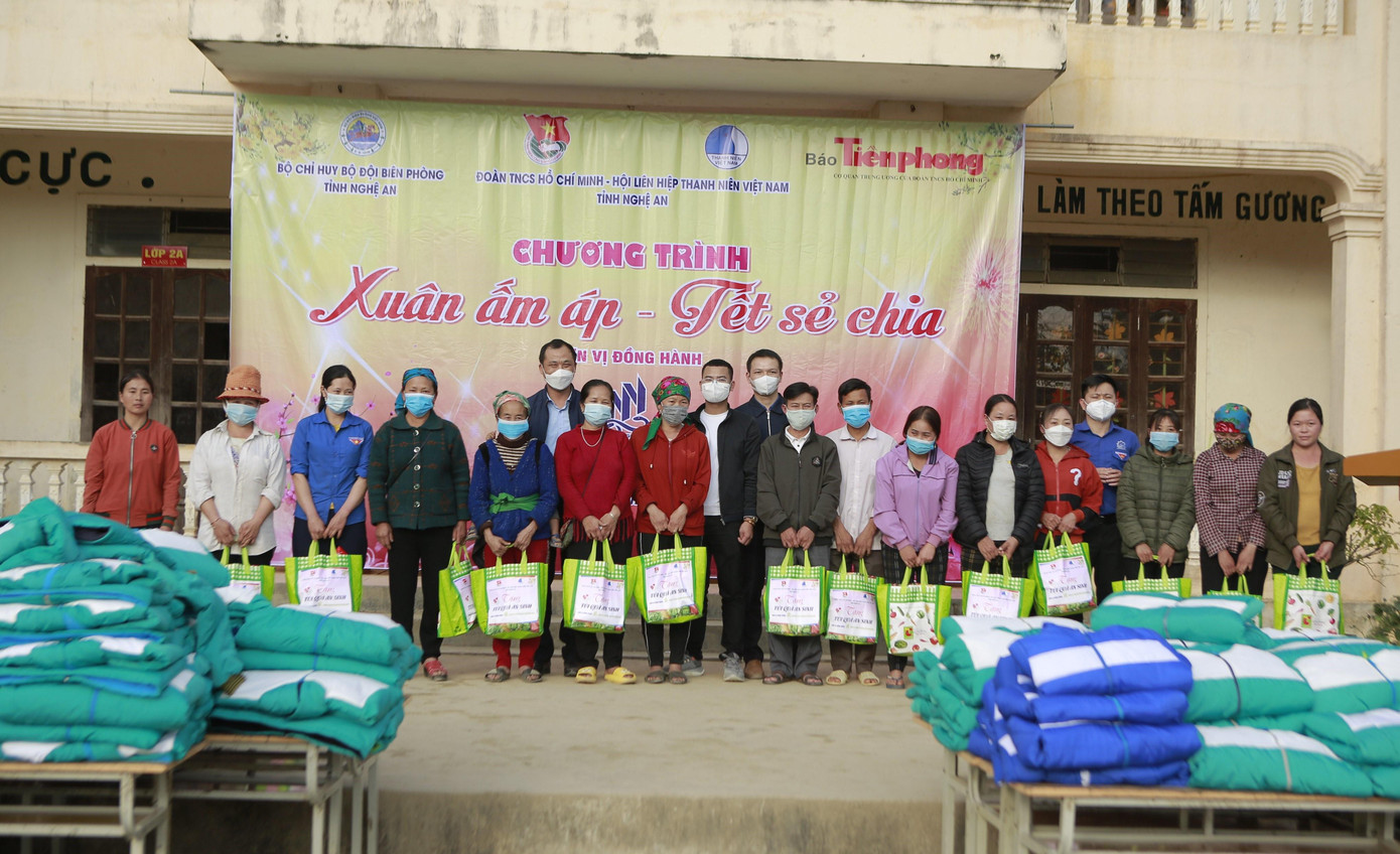 Chương trình được diễn ra với chuỗi các hoạt động: Trao tặng công trình ‘Đường giao thông nông thôn”; 100 túi an sinh cho người dân có hoàn cảnh khó khăn; 400 chiếc áo ấm cho học sinh, chăn ấm cho các hộ gia đình khó khăn; trao tặng áo đoàn, cờ đoàn cho các chi đoàn tại xã Đọoc Mạy; thăm tặng quà Đồn Biên phòng Na Loi; Tổng đội TNXP 8... Tổng giá trị gần 300 triệu đồng.