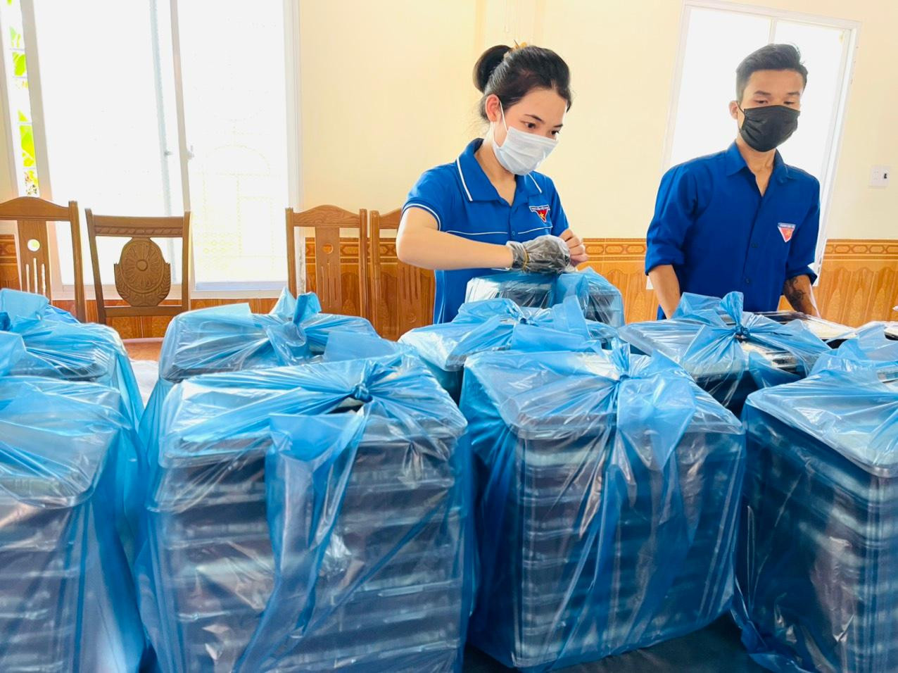 Sau khi hoàn thành công đoạn chế biến và phân chia khẩu phần, thanh niên tình nguyện sẽ đóng hộp để vận chuyển tới Bệnh viện dã chiến số 1. Sau khi hoàn thành công đoạn chế biến và phân chia khẩu phần, thanh niên tình nguyện sẽ đóng hộp để vận chuyển tới Bệnh viện dã chiến số 1.