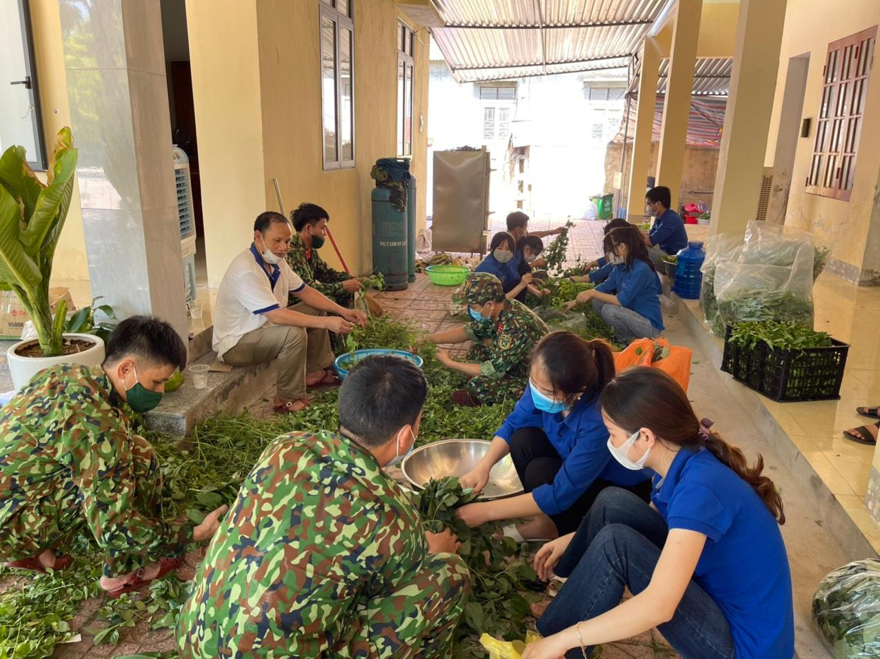 Bệnh viện dã chiến số 1 Nghệ An được thành lập và đi vào hoạt động vào sáng 29/6, nơi đây điều trị cho những bệnh nhân mắc COVID-19 với tình trạng nhẹ và trung bình của tỉnh Nghệ An. Bệnh viện được đặt tại thị trấn Hưng Nguyên, huyện Hưng Nguyên (trụ sở của Trung tâm y tế huyện Hưng Nguyên), quy mô 100 giường bệnh. Bệnh viện dã chiến số 1 Nghệ An được thành lập và đi vào hoạt động vào sáng 29/6, nơi đây điều trị cho những bệnh nhân mắc COVID-19 với tình trạng nhẹ và trung bình của tỉnh Nghệ An. Bệnh viện được đặt tại thị trấn Hưng Nguyên, huyện Hưng Nguyên (trụ sở của Trung tâm y tế huyện Hưng Nguyên), quy mô 100 giường bệnh.