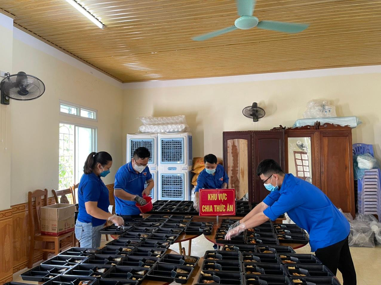 Các khu vực từ công đoạn đầu cho đến khi bữa ăn được chế biến đều được được Ban Chỉ huy Quân sự huyện Hưng Nguyên sắp xếp khoa học, đảm bảo vệ sinh. Các khu vực từ công đoạn đầu cho đến khi bữa ăn được chế biến đều được được Ban Chỉ huy Quân sự huyện Hưng Nguyên sắp xếp khoa học, đảm bảo vệ sinh.