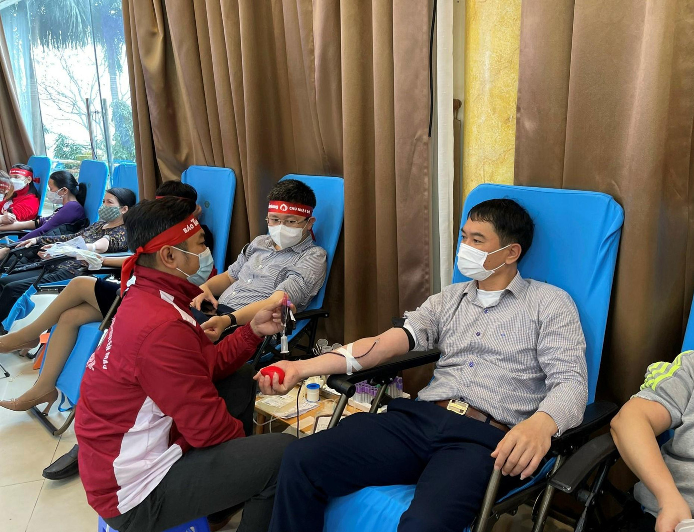 Lãnh đạo các cơ quan, đoàn thể tham gia hiến máu tình nguyện.