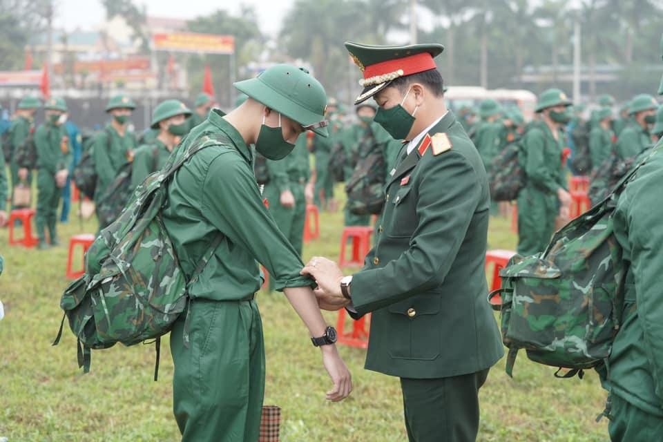 Những lời động viên, dặn dò của bộ đội cha dành cho bộ đội con trong ngày con lên đường nhập ngũ. Ảnh: Trung Hiếu.