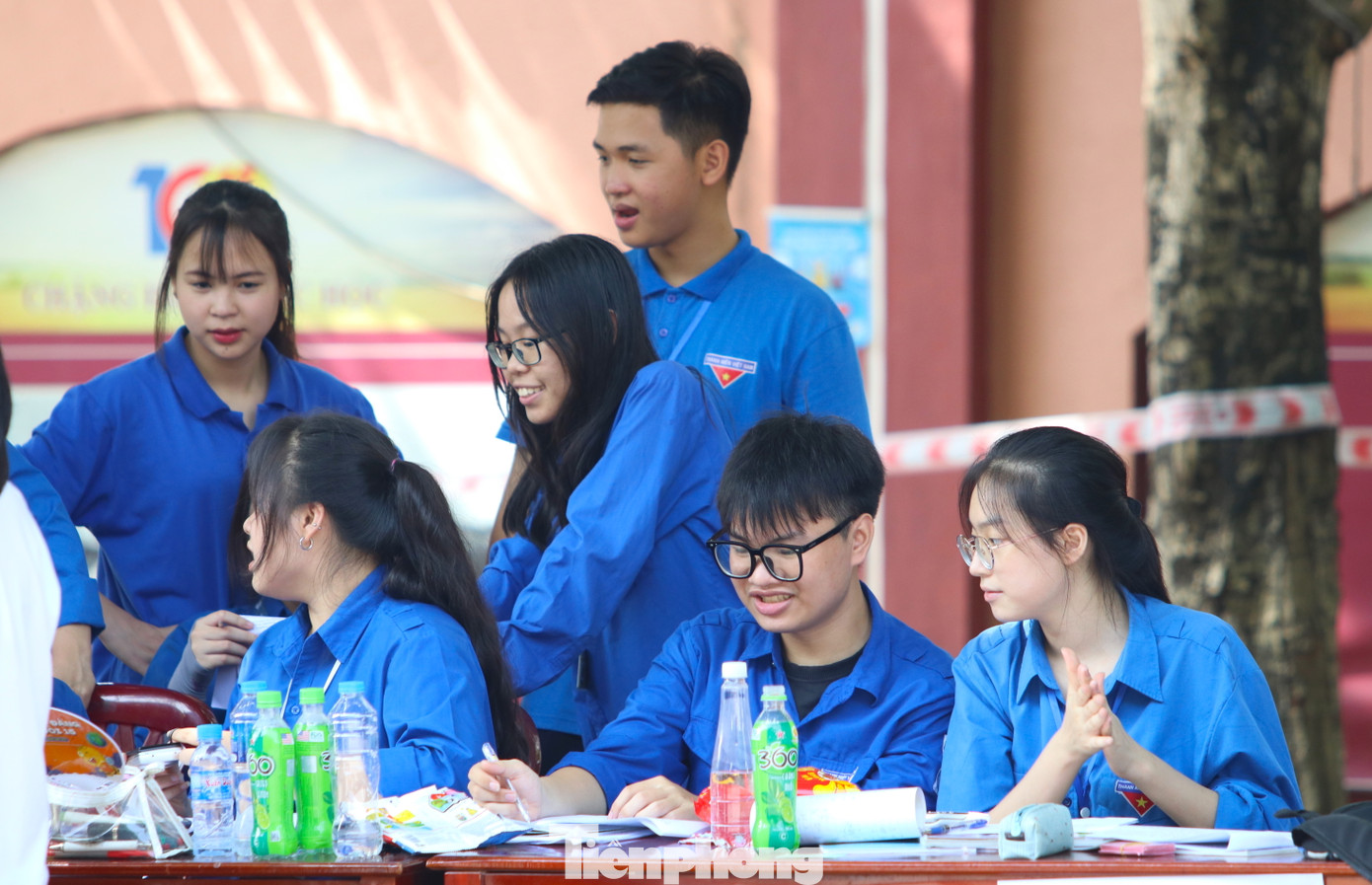 Những đoàn viên tình nguyện sắp xếp các giấy tờ của thí sinh gửi để đảm bảo không bị thất lạc.