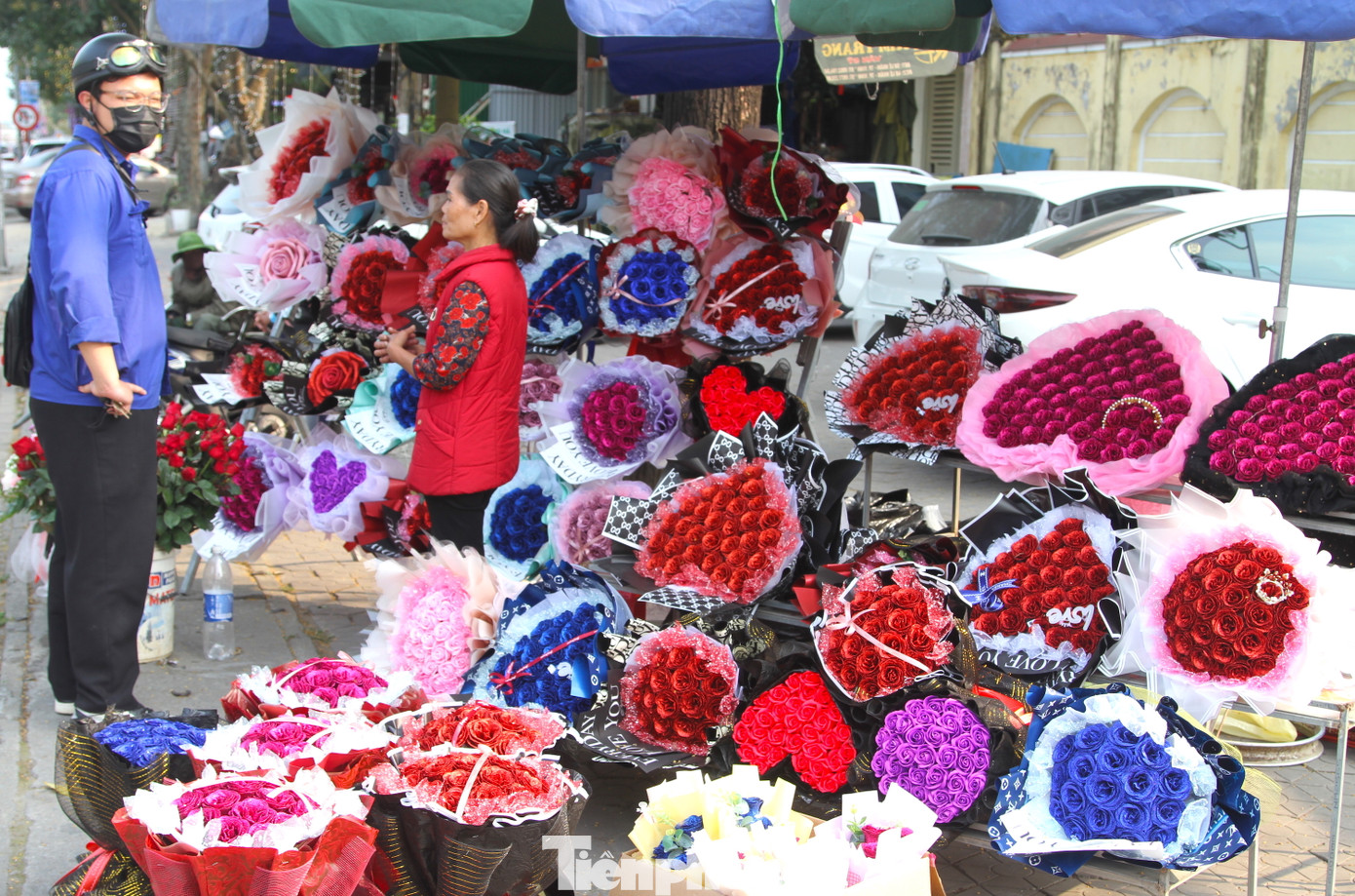 Ngày lễ 8/3, trên khắp các con phố ở thành phố Vinh (tỉnh Nghệ An) tràn ngập các tiệm hoa tươi, quà các loại. Những cửa hàng bày bán đầy đủ các loại hoa tươi, hoa khô, hoa sáp và những món quà tự làm.