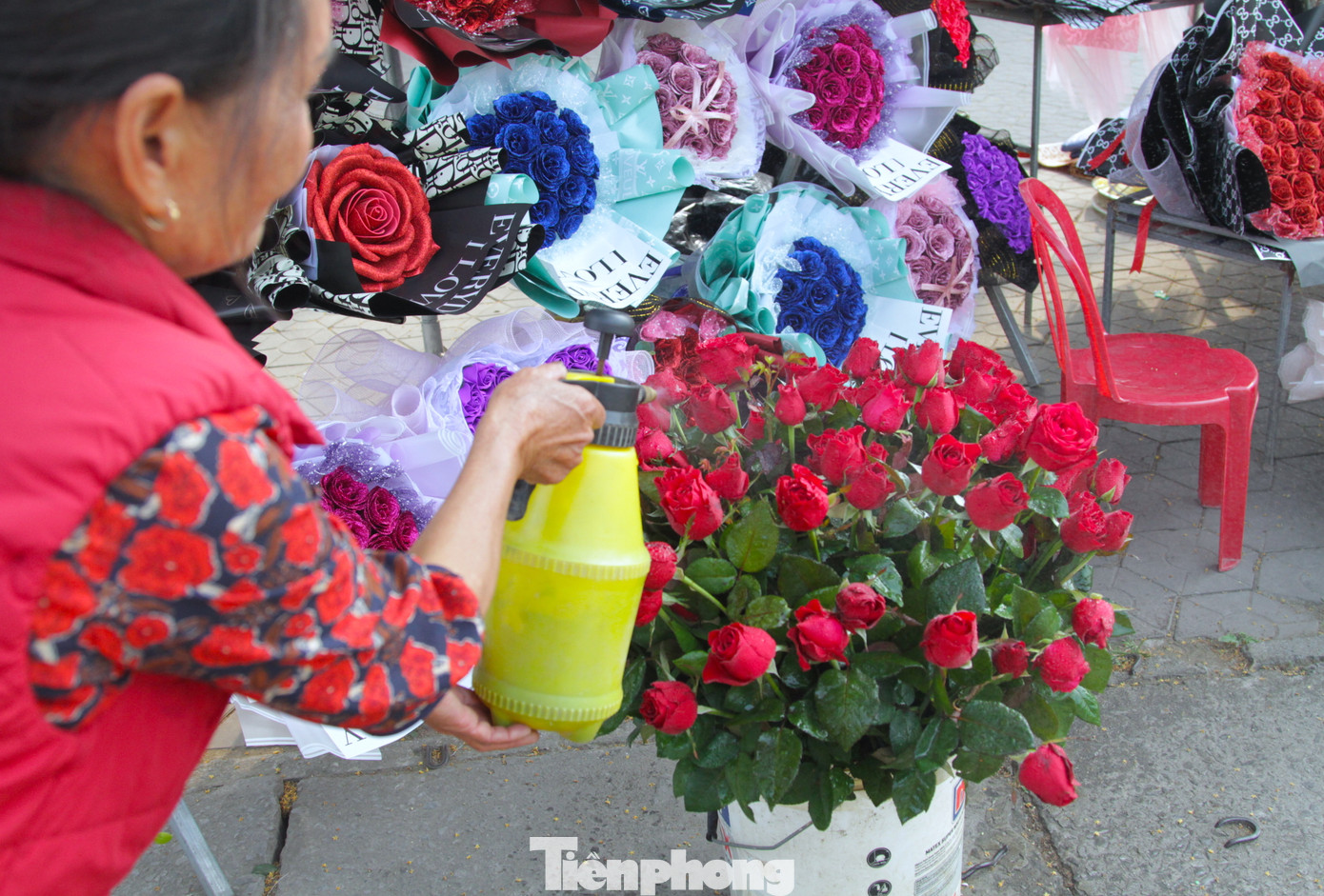 Bà Minh cho biết, mọi năm hoa rẻ bà nhập về nhiều và bán được rất nhiều hoa tươi dịp 8/3 này. Tuy nhiên năm nay thị trường hoa tăng giá, hoa đắt quá nên không dám nhập về. Bà Minh chỉ nhập về hơn trăm bông hoa hồng đỏ. Số còn lại bà Minh nhập về những bó hoa sáp để bán.