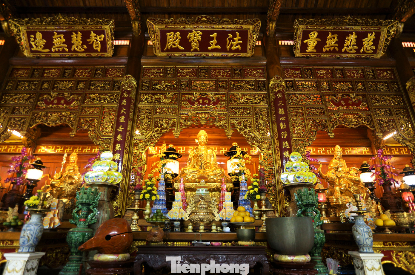 Bên trong các điện được bài trí thể hiện sự nguy nga, tráng lệ. 22 pho tượng uy linh được đúc bằng đồng nguyên chất, dát vàng.