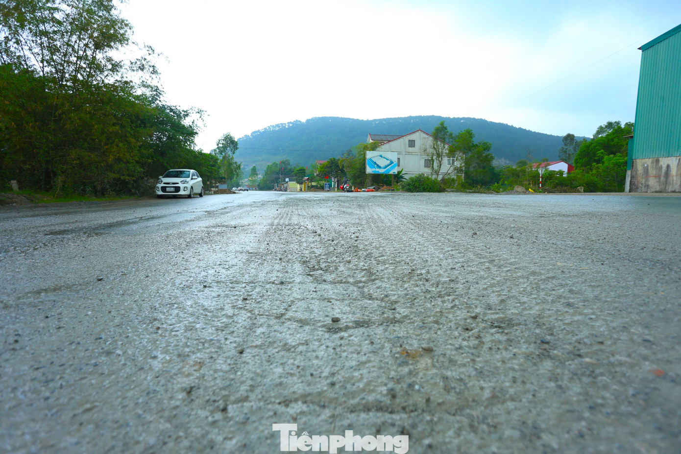 Tại ngã 3 đường đi vào mỏ đất ở xã Hưng Tây (Hưng Nguyên, Nghệ An), lưu lượng xe tải trọng lớn chạy qua đã khiến mặt đường hư hỏng nghiêm trọng.