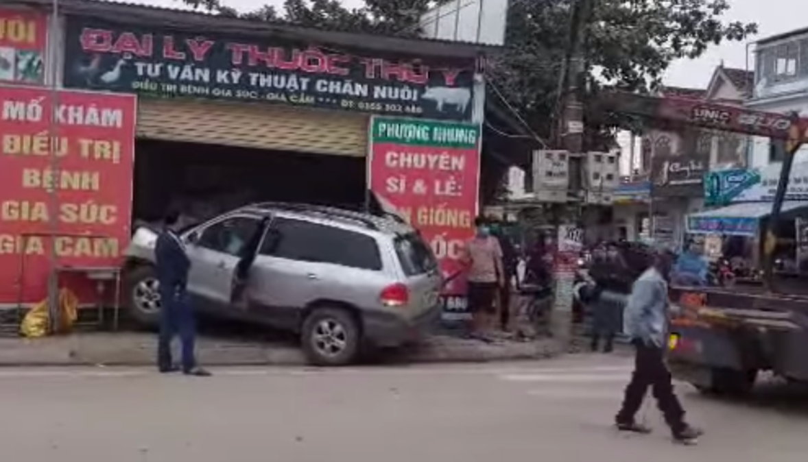 Chiếc xe ô tô lao thẳng vào quầy thuốc thú y bên đường