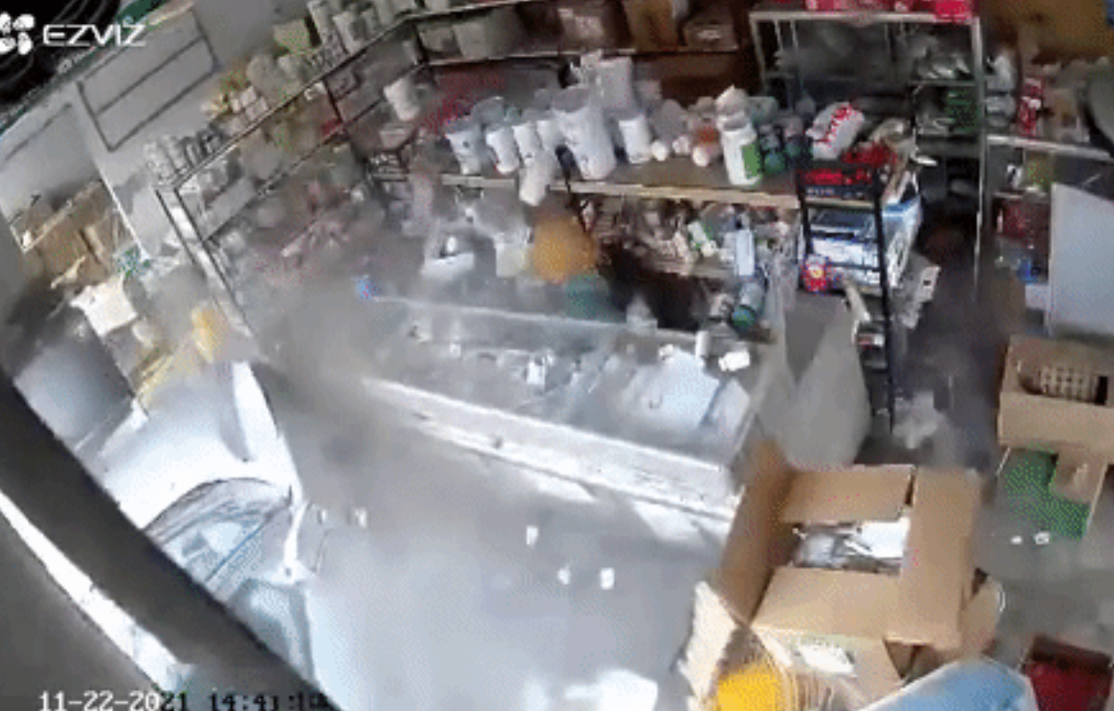 Mọi thứ trong quầy thuốc bị hất tung