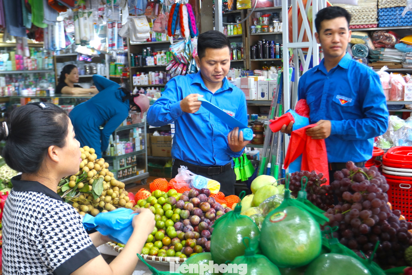 Thay vào đó, các tiểu thương, người dân sẽ hiểu thêm về chất liệu túi sinh học, an toàn cho môi trường sống. Từ đó, các tiểu thương, người dân sẽ thay đổi thói quen sử dụng túi nilon sinh học. Ảnh: Bí thư Tỉnh Đoàn Lê Văn Lương, anh Cao Xuân Thảo - Trưởng ban Phong trào Tỉnh Đoàn Nghệ An cùng các đoàn viên đưa các túi ni-lon sinh học vào chợ tuyên truyền cho các tiểu thương, người dân.