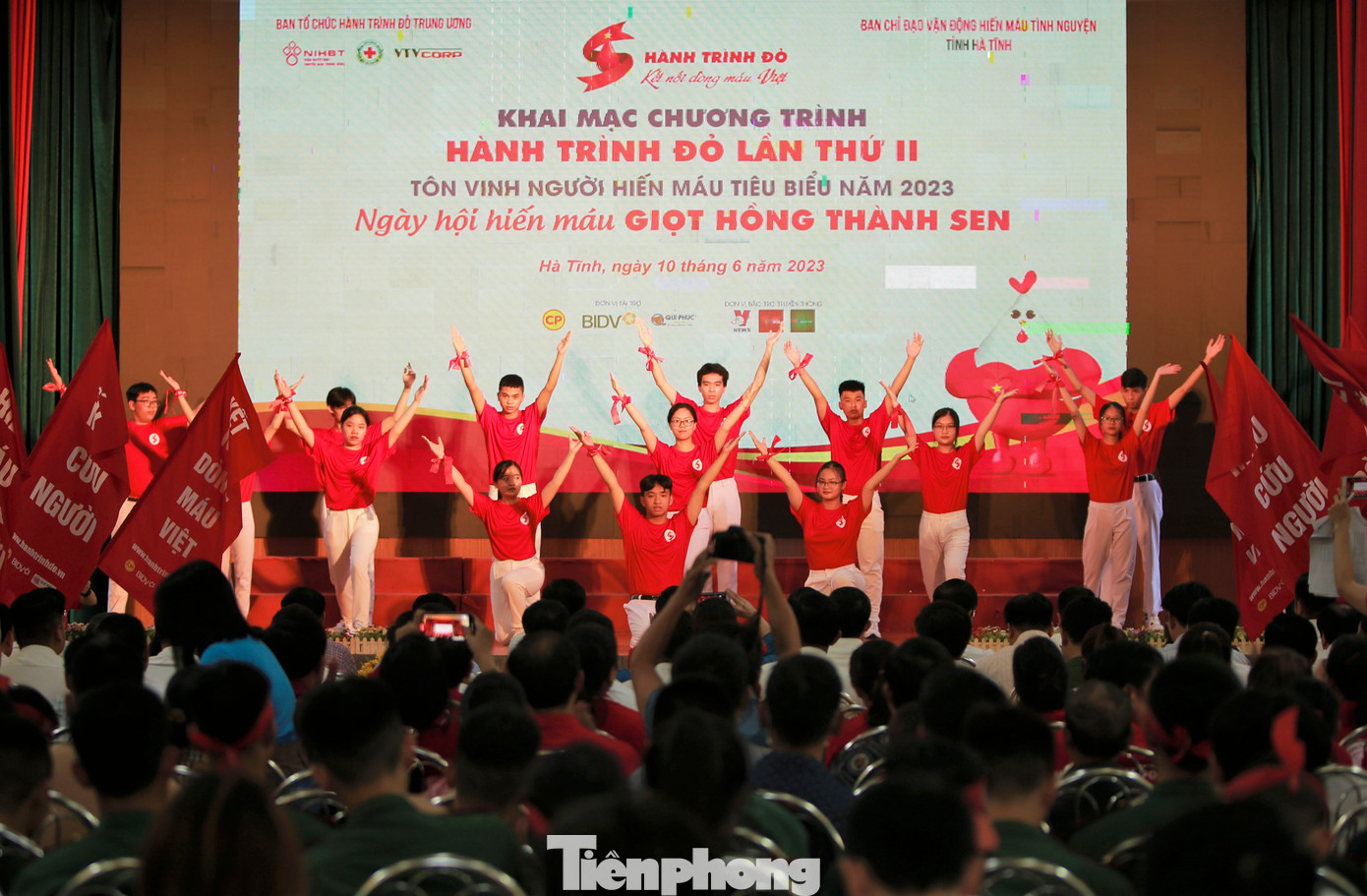 Sáng 10/6, Ban tổ chức Hành trình đỏ Trung ương phối hợp với Ban chỉ đạo vận động hiến máu tình nguyện Hà Tĩnh tổ chức Chương trình Hành trình Đỏ tỉnh Hà Tĩnh lần thứ 2; Tôn vinh người hiến máu tiêu biểu năm 2023 và Ngày hội hiến máu “Giọt hồng Thành Sen”. 6 tháng đầu năm, Hà Tĩnh tổ chức 18 đợt hiến máu, tiếp nhận gần 4.400 đơn vị máu, đảm bảo cung cấp máu cấp cứu và điều trị bệnh nhân.