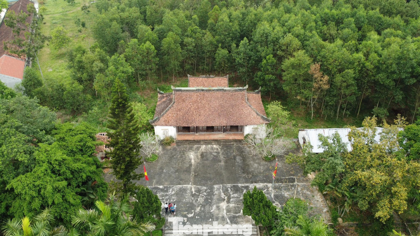 Đình Mõ được người dân làng Đức Hậu, xã Giai Lạc (nay là xã Hậu Thành, huyện Yên Thành, Nghệ An) khởi dựng từ thế kỷ 17 để thờ Thành hoàng làng và các vị thần có công với làng, với nước. Năm 1884, đình được xây dựng quy mô với 3 ngôi nhà lớn, 3 năm sau thì bị thực dân Pháp đánh vào làng và đốt cháy đình. Năm 1912, đình được xây dựng lại.