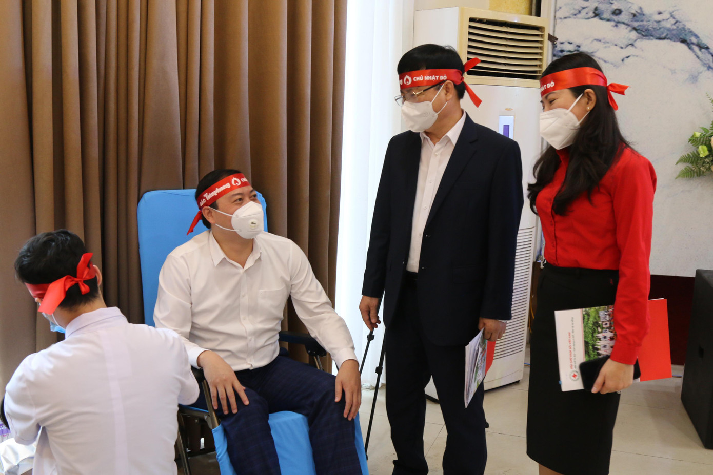 Ông Chu Đức Thái - Trưởng ban Văn hóa Xã hội (Hội đồng Nhân dân tỉnh Nghệ An) tham gia hiến máu tình nguyện.