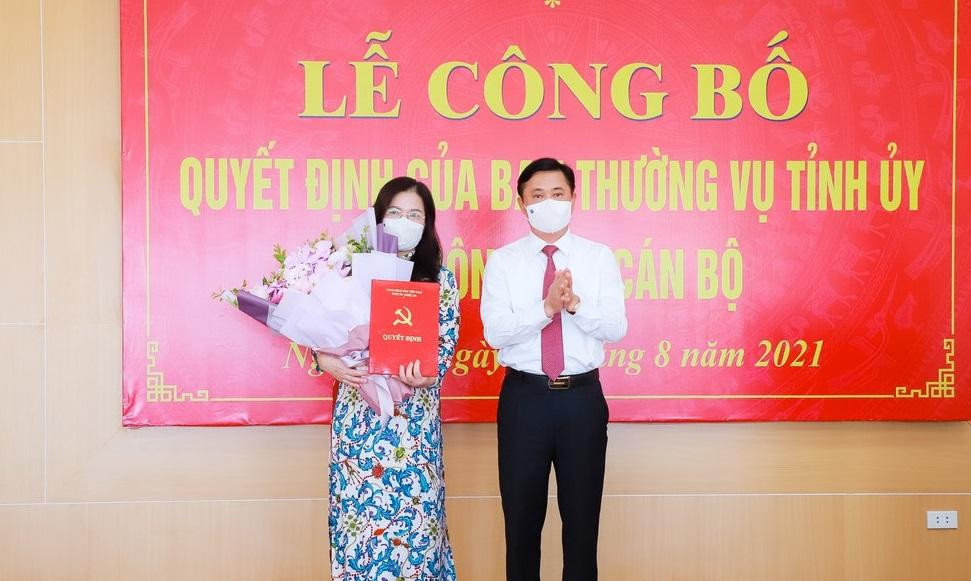 Bí thư Tỉnh ủy Nghệ An Thái Thanh Quý trao quyết định cho bà Nguyễn Thị Kim Chi.