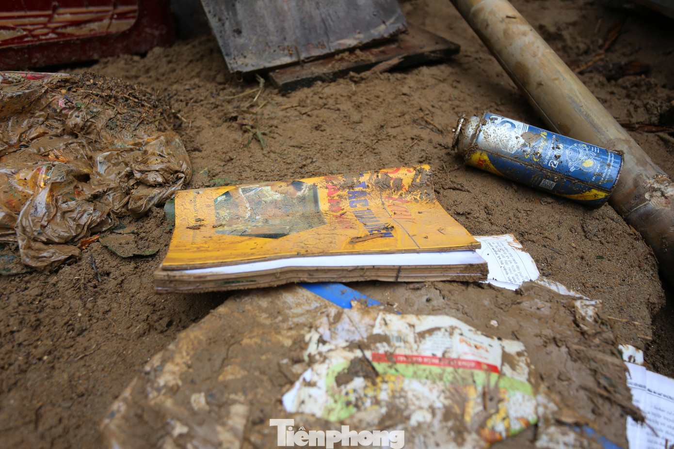 Giáo án, sách vở bị ngập trong lớp bùn đất dày hoặc ướt sũng do nước lũ.