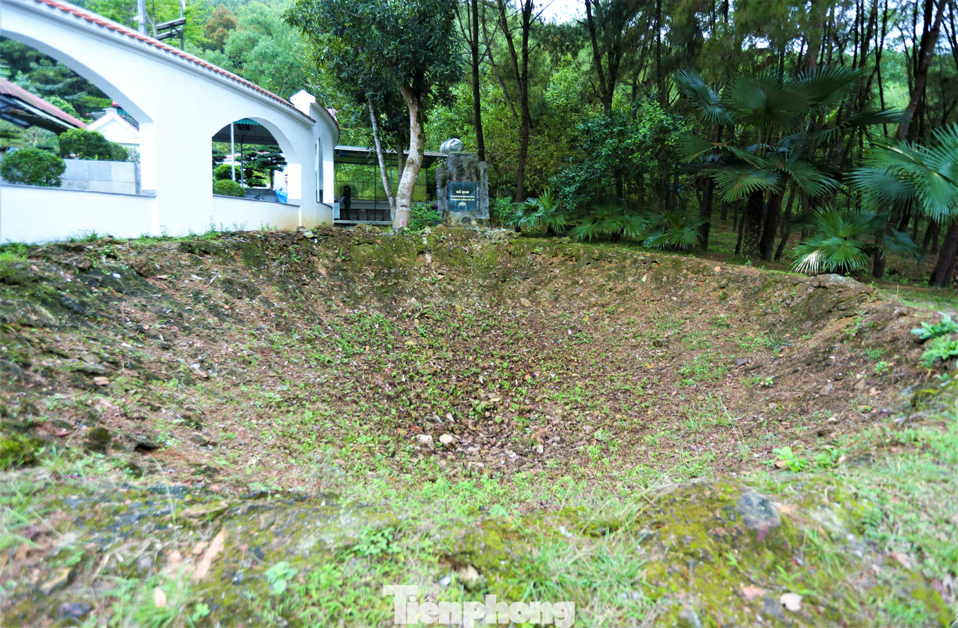 Trưa 24/7/1968, 10 nữ thanh niên xung phong (TNXP) thuộc Tiểu đội 4, Đại đội 2, Tổng đội 55 ra đường làm nhiệm vụ san lấp hố bom và sửa đường. Đến chiều cùng ngày, trận bom thứ 15 dội xuống Đồng Lộc, một quả bom rơi trúng cửa hầm nơi các cô trú ẩn. Hầm sập, 10 nữ thanh niên xung phong hy sinh khi tuổi đời còn rất trẻ. Người trẻ nhất mới 17 tuổi, ba chị lớn nhất cùng 24 tuổi. Trong ảnh là một phần hố bom bị sập năm đó.