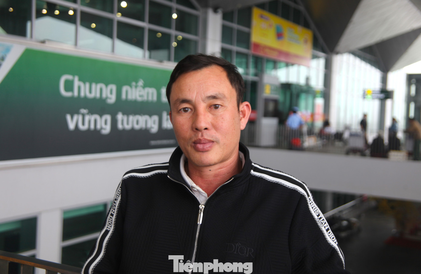 Anh Nguyễn Xuân Hòa (SN 1971, trú xã Nghi Quang, Nghi Lộc, Nghệ An) cho biết, 17h chiều 5/2, anh đưa con đến sân bay Vinh để bay vào TP. HCM rồi bay đi Hàn Quốc. Tuy nhiên sương mù phải hủy chuyến, anh lại phải chở con về nhà. Sáng 6/2, anh Hòa tiếp tục chở con quay lại sân bay Vinh để tiếp tục bay. Sợ con chưa bay được nên anh không dám về mà đứng phía ngoài đợi.