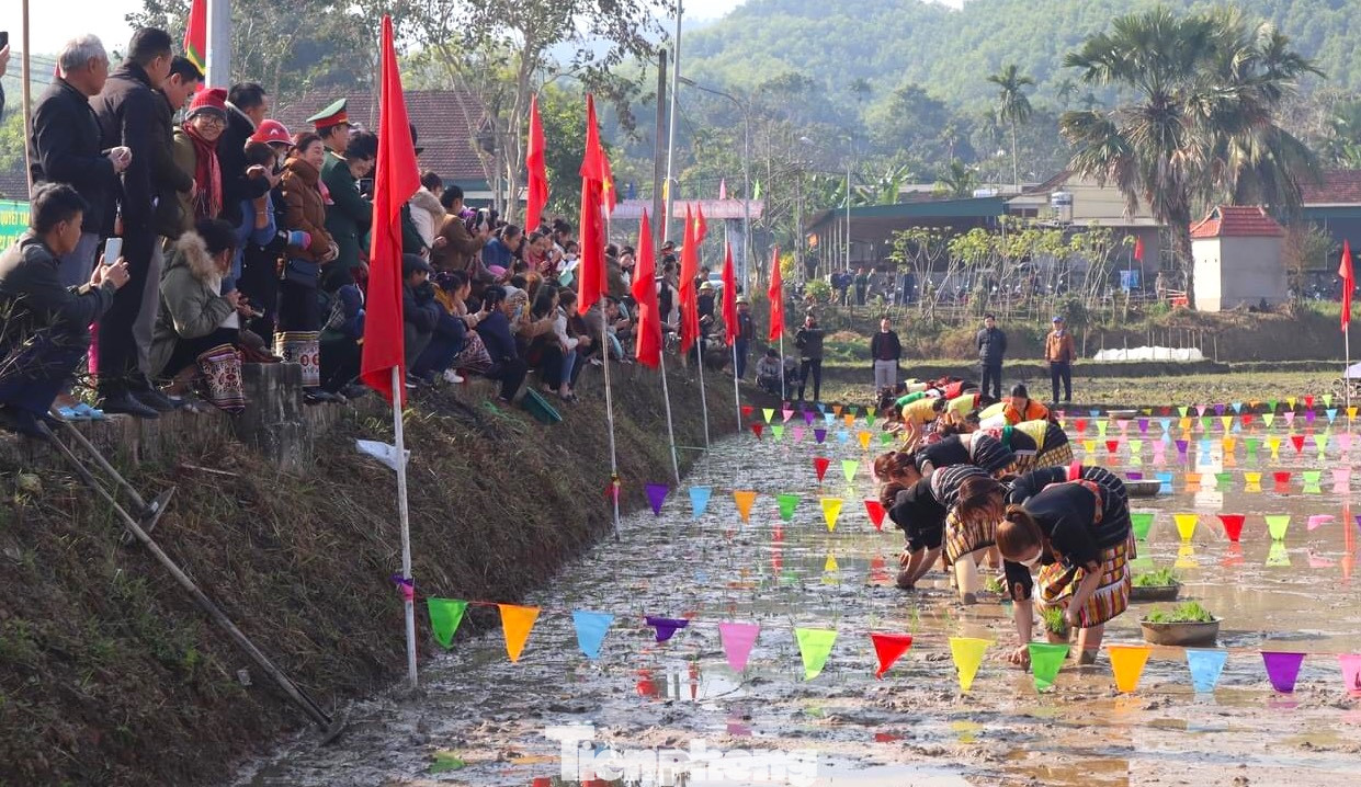 Trên bờ, đông đảo bà con dân bản đứng xem và cổ vũ sôi động, tạo nên một không khí vui tươi trong lễ hội. Trên bờ, đông đảo bà con dân bản đứng xem và cổ vũ sôi động, tạo nên một không khí vui tươi trong lễ hội.