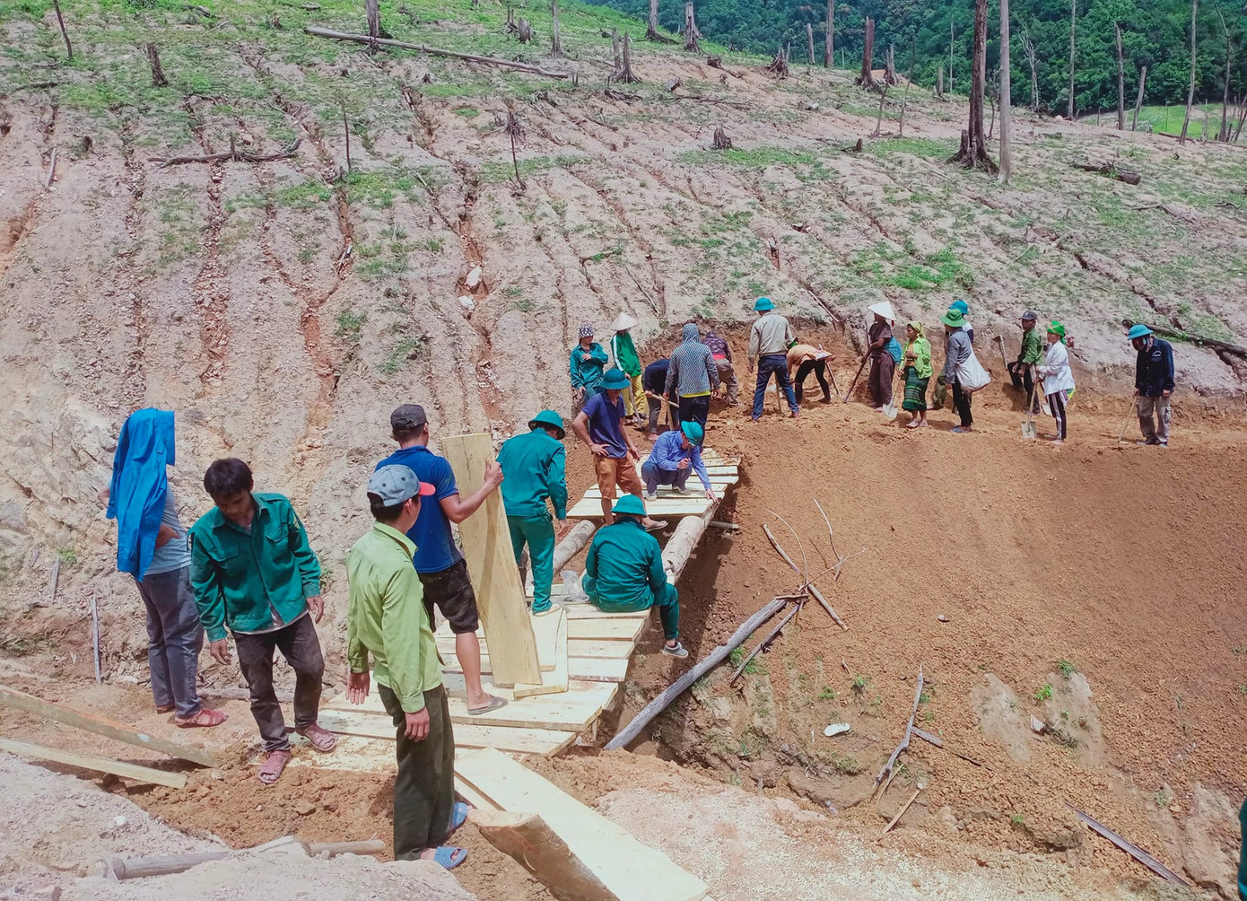 Ngày 19/6, chị Pịt Thị Thỏa - Phó Bí thư xã Hữu Khuông (huyện Tương Dương, Nghệ An) cho biết, xã này vừa huy động 150 người gồm cán bộ, đoàn viên thanh niên và nhân dân 2 bản cùng tham gia làm cầu, làm đường tạm cho mọi người đi vào trung tâm xã. Ngày 19/6, chị Pịt Thị Thỏa - Phó Bí thư xã Hữu Khuông (huyện Tương Dương, Nghệ An) cho biết, xã này vừa huy động 150 người gồm cán bộ, đoàn viên thanh niên và nhân dân 2 bản cùng tham gia làm cầu, làm đường tạm cho mọi người đi vào trung tâm xã.