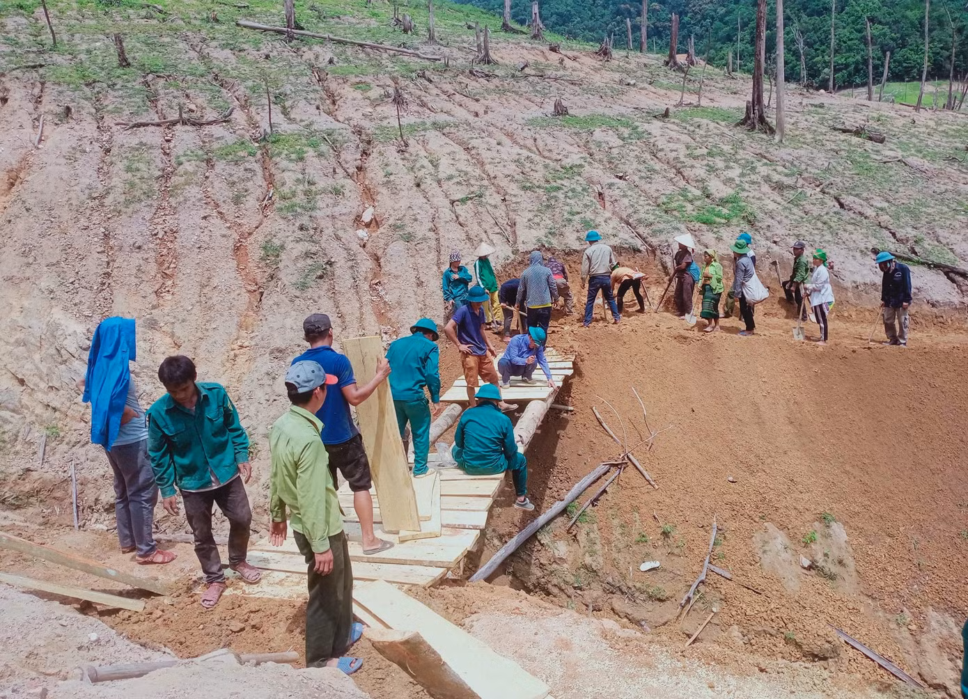 Ngày 19/6, chị Pịt Thị Thỏa - Phó Bí thư xã Hữu Khuông (huyện Tương Dương, Nghệ An) cho biết, xã này vừa huy động 150 người gồm cán bộ, đoàn viên thanh niên và nhân dân 2 bản cùng tham gia làm cầu, làm đường tạm cho mọi người đi vào trung tâm xã.
