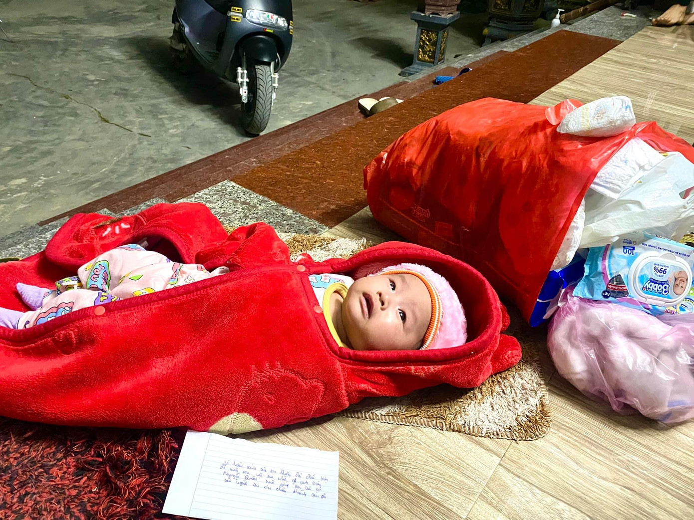 Bé trai 2 tháng tuổi cùng mảnh giấy nhờ nuôi hộ được phát hiện trước cổng nhà dân
