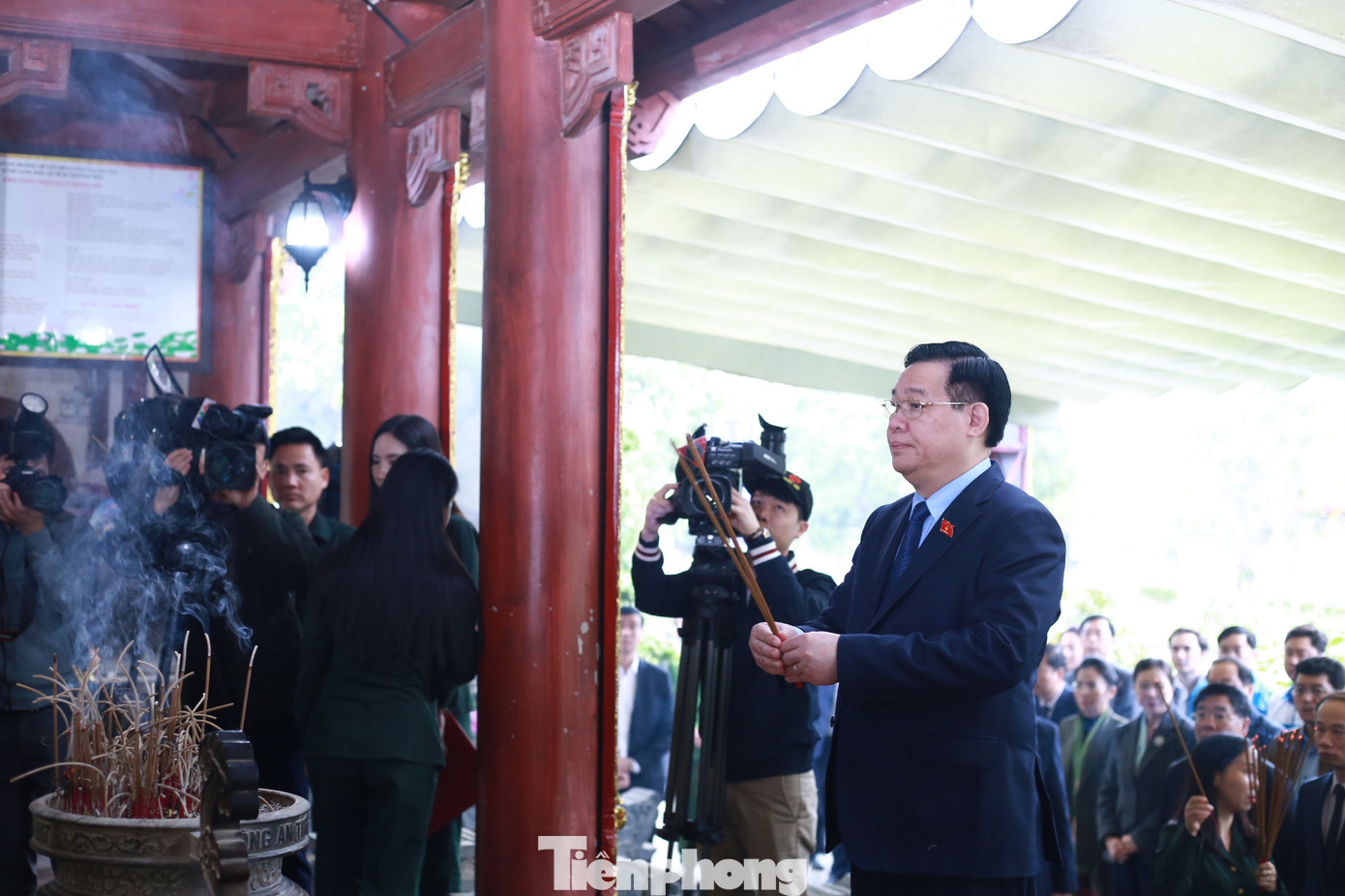 Sáng cùng ngày, Chủ tịch Quốc hội Vương Đình Huệ cùng đoàn công tác dâng hoa, dâng hương tại Khu di tích Truông Bồn.