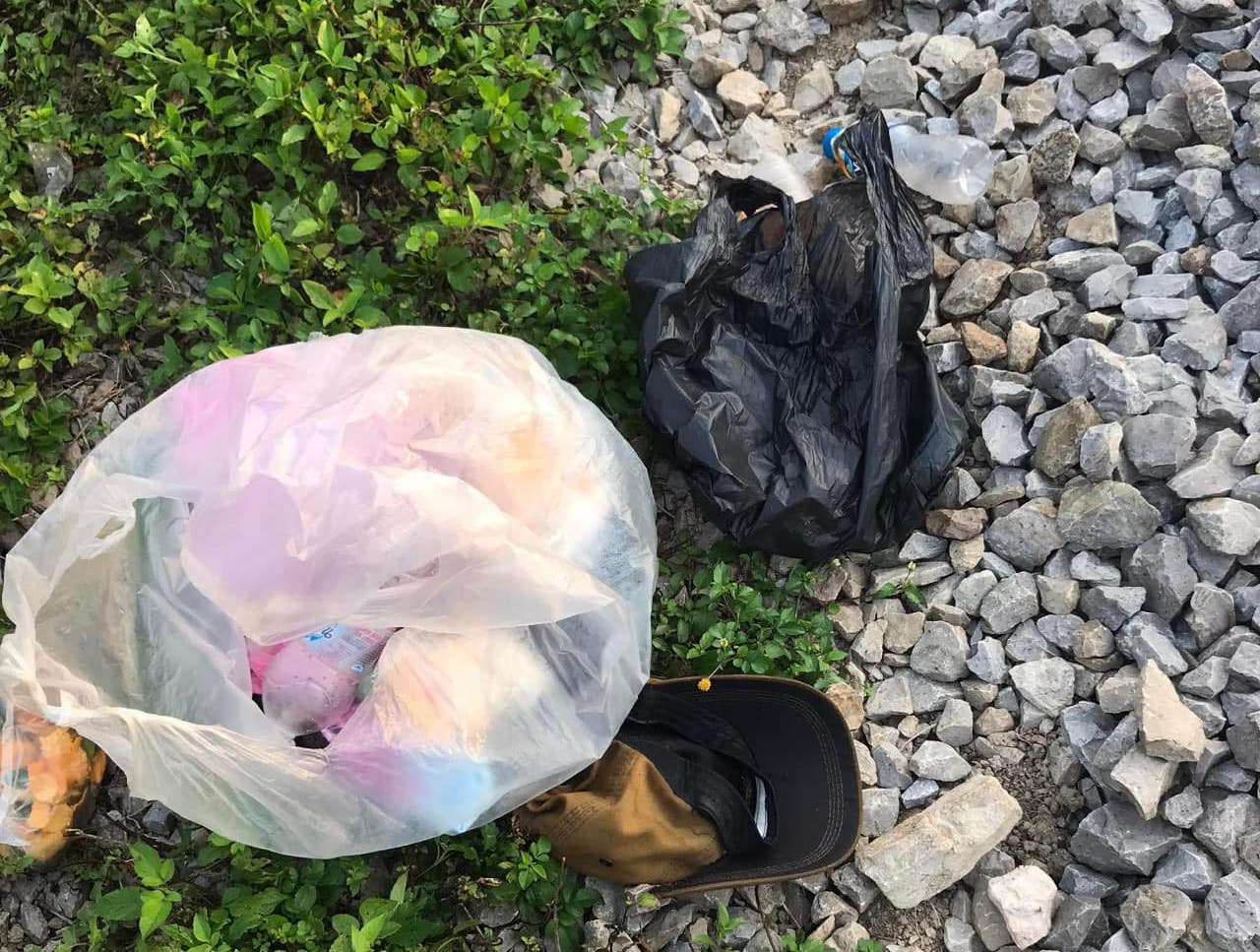 Túi đồ của nạn nhân, không có bất cứ giấy tờ tùy thân nào.