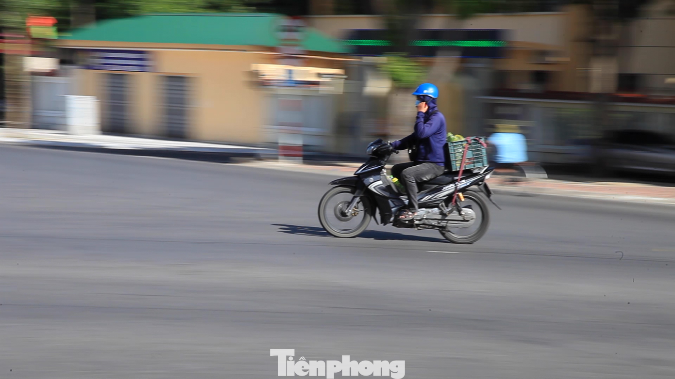 Một shipper hành nghề ngày đầu tiên thành phố Vinh thực hiện chỉ thị 16. Mới đây, thành phố Vinh đã có chỉ đạo về việc cấp giấy hành nghề cho shipper nhưng shipper phải có kết quả xét nghiệm PCR 7 ngày/lần.