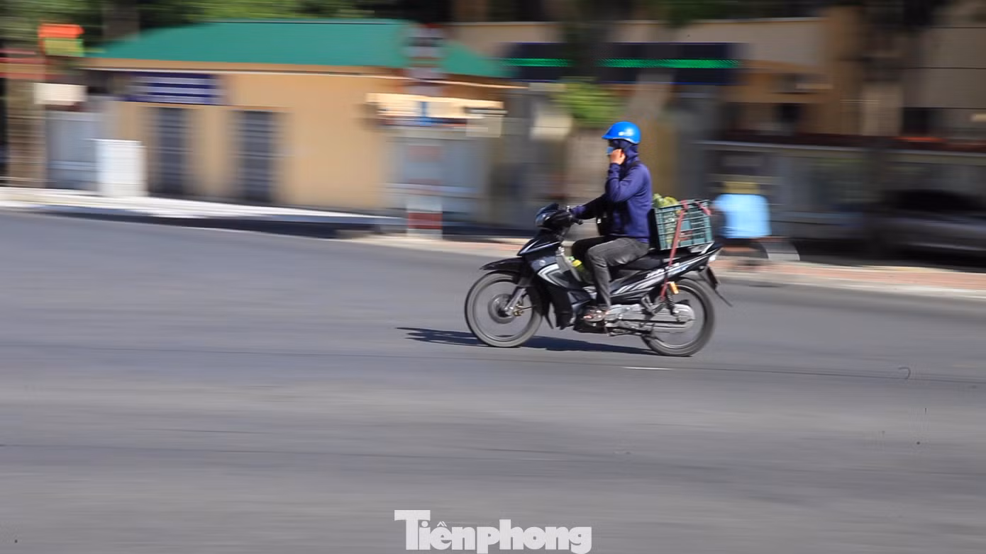 Một shipper hành nghề ngày đầu tiên thành phố Vinh thực hiện chỉ thị 16. Mới đây, thành phố Vinh đã có chỉ đạo về việc cấp giấy hành nghề cho shipper nhưng shipper phải có kết quả xét nghiệm PCR 7 ngày/lần.