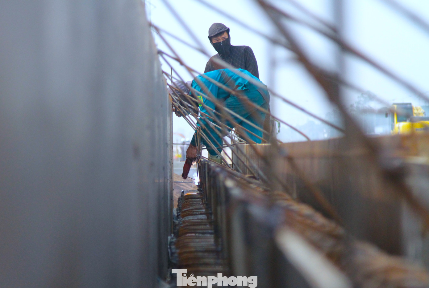 Anh Nguyễn Văn Hảo (trú huyện Diễn Châu, Nghệ An) cho biết, nhiều ngày qua anh cùng các công nhân làm việc liên tục không kể ngày đêm để sớm hoàn thiện dự án. Bất chấp thời tiết nắng mưa thất thường, để đảm bảo tiến độ, các công nhân vẫn thi công.