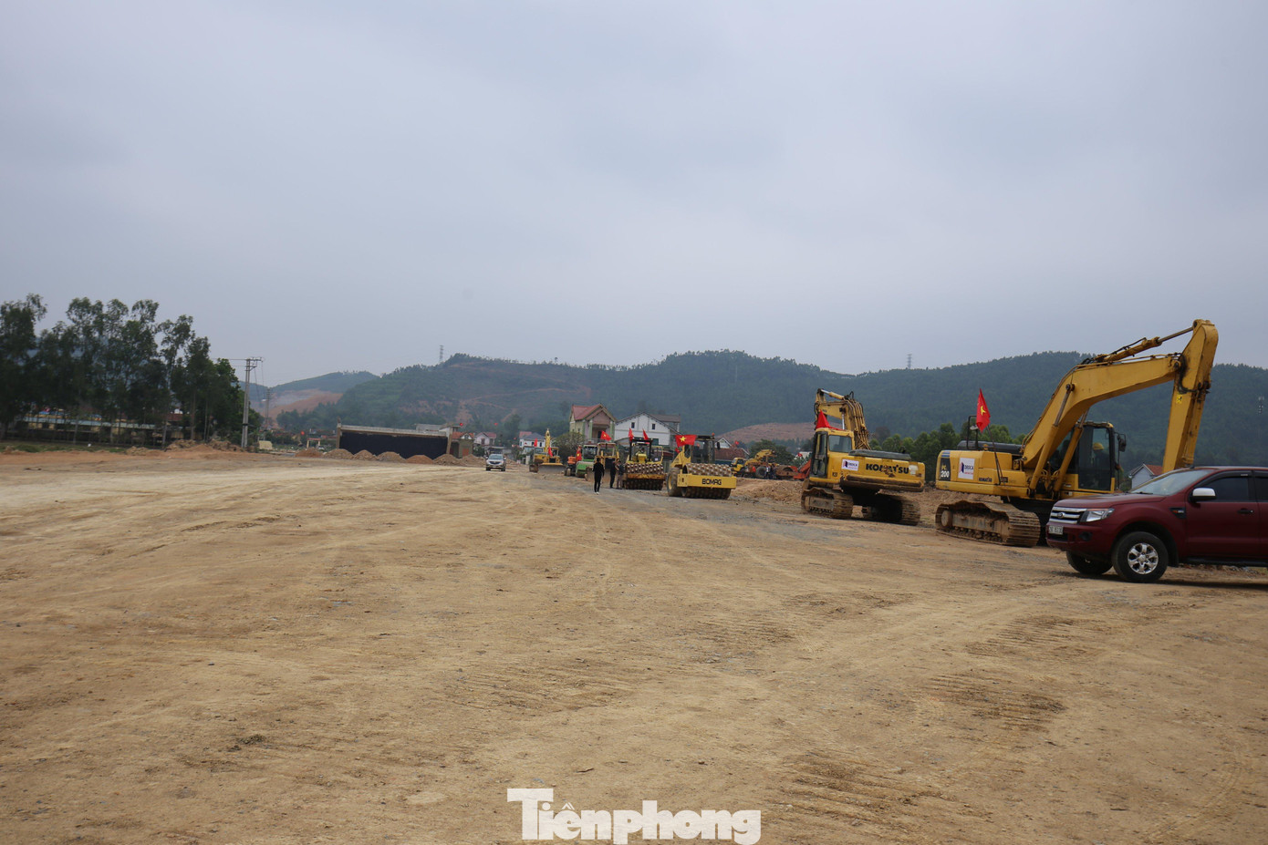 Các nhà thầu huy động công nhân, máy móc và thiết bị làm cầu, đường tạm để thi công hầm Thần Vũ và các công trình trên tuyến…