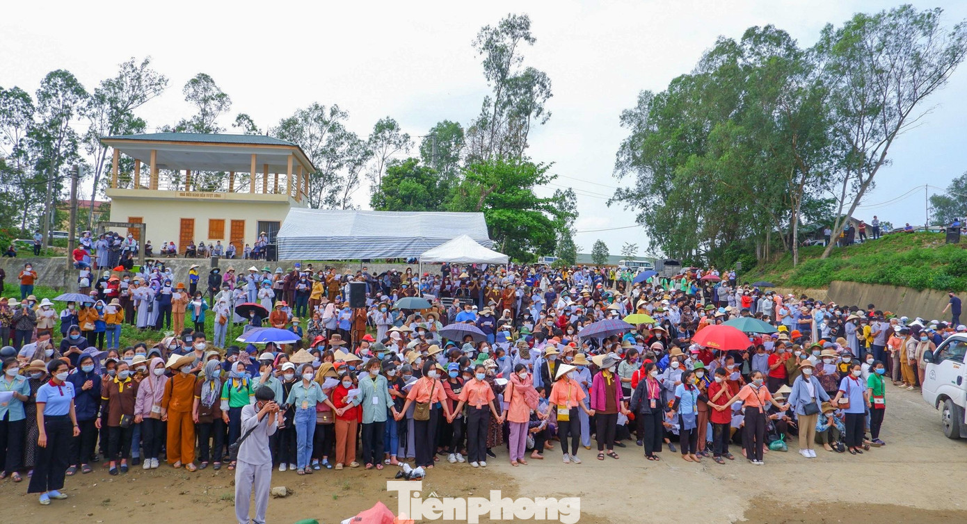 Chiều 5/4, chùa Viên Quang (huyện Nam Đàn, Nghệ An) đã tổ chức lễ phóng sinh tại bến sông Lam, gần đền Vua Mai (thị trấn Nam Đàn) sau một thời gian tạm hoãn vì dịch bệnh.