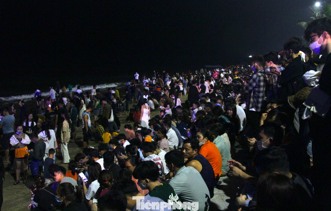 Du khách ra biển hóng mát chờ đến khoảnh khắc bắn pháo hoa khai trương du lịch. Du khách ra biển hóng mát chờ đến khoảnh khắc bắn pháo hoa khai trương du lịch.