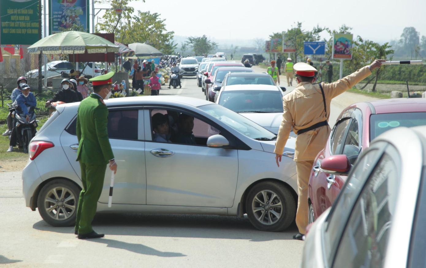 Đường hẹp, đoàn dài ô tô bị tắc nghẽn. Lực lượng CSGT phải căng mình phân làn, hướng dẫn ô tô đi vào các bãi đỗ chờ hết tắc rồi tiếp tục hành trình lên chùa hoặc có thể quay lại chùa vào thời gian khác, tránh ách tắc.