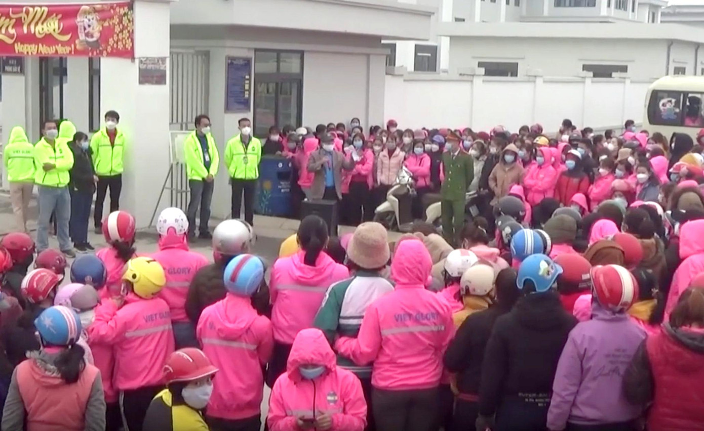 Lãnh đạo Công ty TNHH Viet Glory đối thoại với công nhân Lãnh đạo Công ty TNHH Viet Glory đối thoại với công nhân