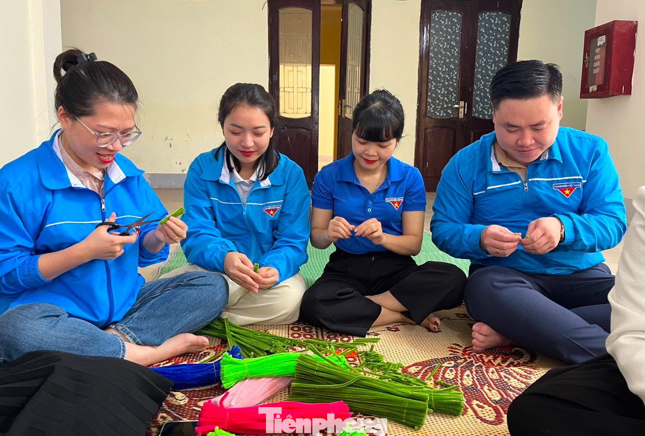 Phần lá thông sẽ được làm từ những dây kẽm nhung có nhiều màu sắc.