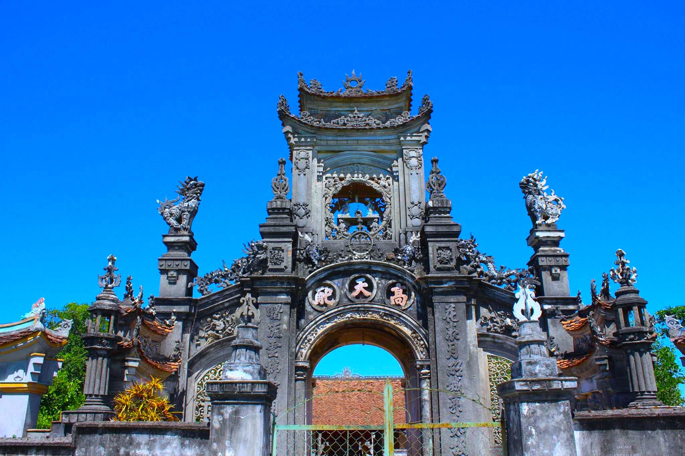 Phủ Đàng Cao có nét đẹp độc đáo trong kiến trúc, cân xứng, hài hòa trong bố cục, thẩm mỹ đã làm nên vẻ đẹp riêng hiếm có. Phủ đã được công nhận là Di tích Lịch sử - Nghệ thuật cấp tỉnh năm 2013. Phủ Đàng Cao có nét đẹp độc đáo trong kiến trúc, cân xứng, hài hòa trong bố cục, thẩm mỹ đã làm nên vẻ đẹp riêng hiếm có. Phủ đã được công nhận là Di tích Lịch sử - Nghệ thuật cấp tỉnh năm 2013.